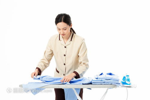 專業(yè)家政服務 女性家政員熨燙衣服與保潔服務的全方位解析